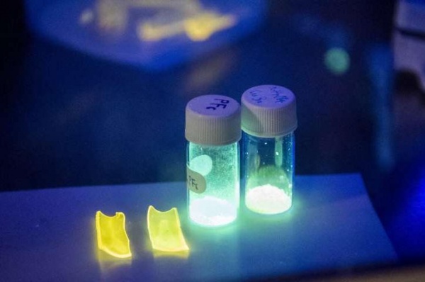 В Японии изобрели светящийся при растяжении полимер