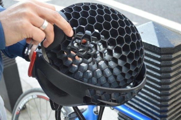 В Британии изобрели велошлем из океанического пластика