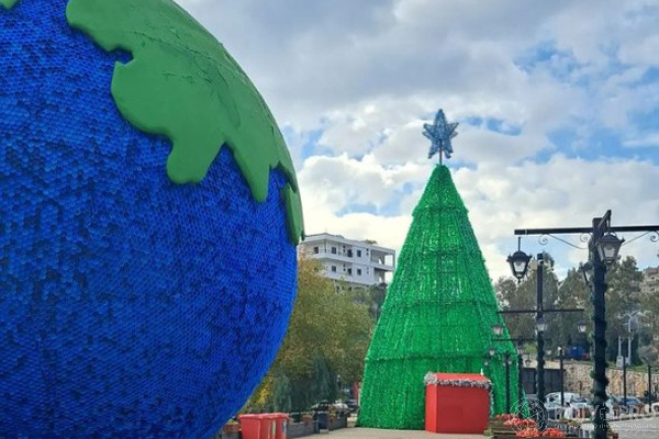 В Ливане собрали рождественскую ель из полимерной упаковки