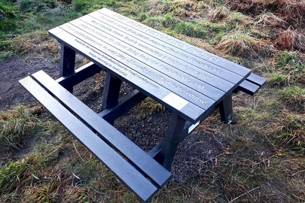 Первую скамейку для пикника из «речного» пластика изготовили в Великобритании