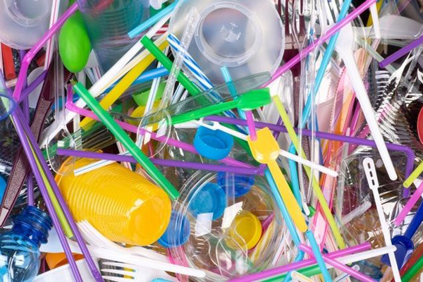 ЕС отказывается от одноразовых пластиковых изделий