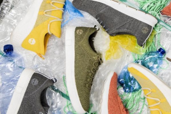Модный бренд превращает пластиковый мусор в обувь и одежду