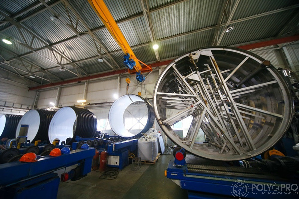 На Климовском трубном заводе освоили выпуск пластиковых труб диаметром 3,5 метра