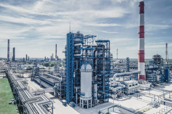 «Газпром нефть» изучает возможность выпуска на Омском НПЗ полиэтилена и полипропилена