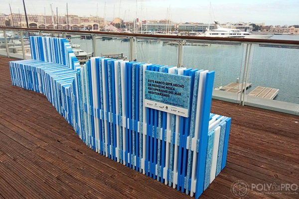 В Испании создана гигантская скамья из переработанного морского пластика