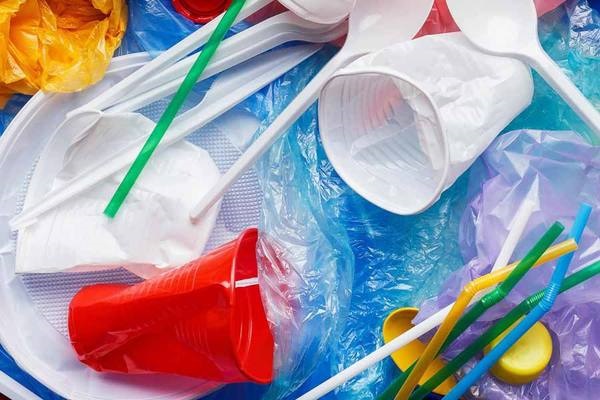 Минпромторг считает запрет одноразового пластика в РФ крайней мерой
