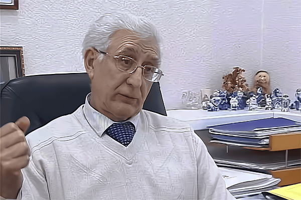 Профессор Вольфсон в рабочем кабинете