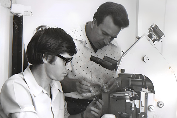 Доценты В. Каблов и Н. Кирюхин во время микроскопических исследований (80-е годы)