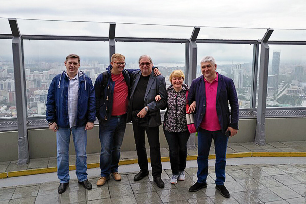 Н. Цапенко (в центре) с друзьями-коллегами в Екатеринбурге