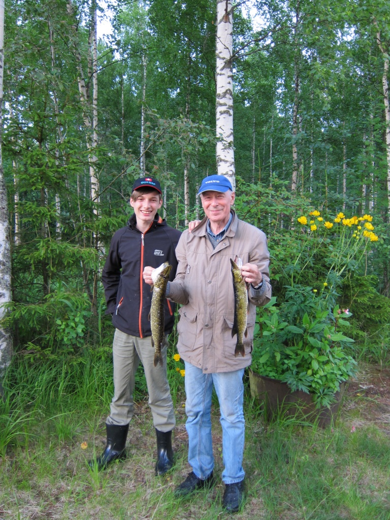 С внуком Пашей после рыбалки.JPG