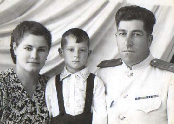 С родителями, далекое детство. 50-е годы, село Куршаб, Ошской области, Киргизия