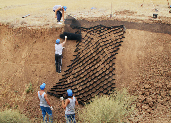 Укрепление стенок оврага георешетками в районе озера Эльтон
