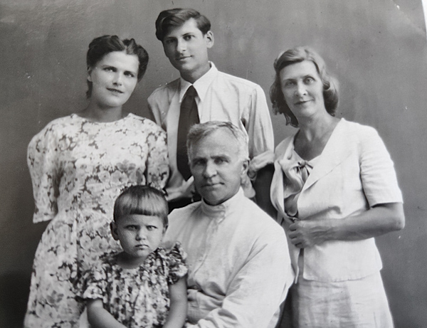 С семьей. Л.Р. Люсова на руках у дедушки (со стороны мамы), а также – мама, папа и бабушка (со стороны папы). 1953 год.