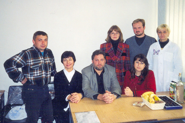 Н Цапенко (в центре) с коллегами в ЗАО «Вторпласт» 
