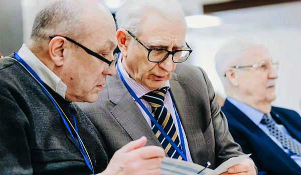 На конференции «Каучук и резина – 2026» с профессорами Ю. Гамлицким (первый слева), И. Симоновым (справа)